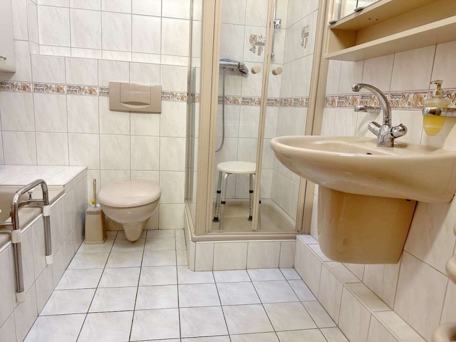 Das helle Bad mit Fenster, Wanne und Dusche. Reihenmittelhaus Bochum