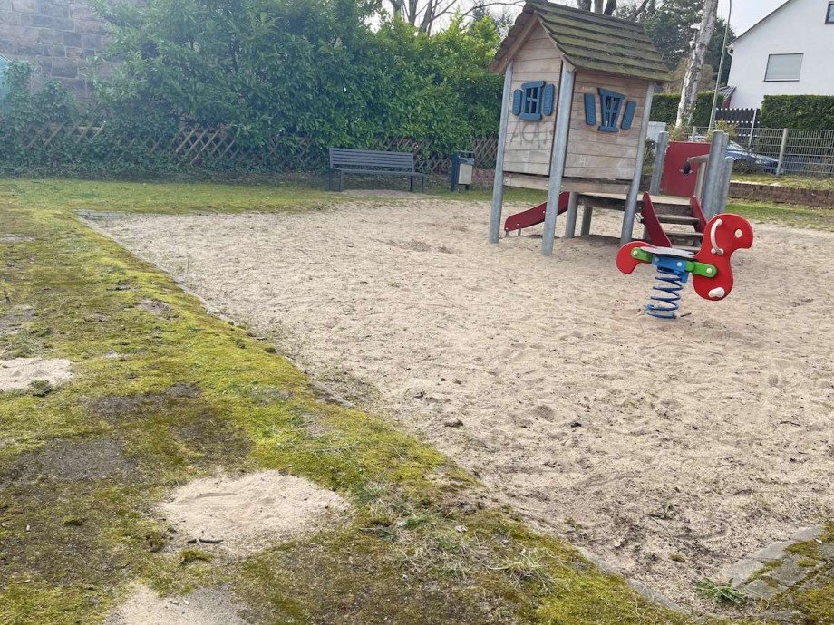 Kleiner Spielplatz vor der T�r. Reiheneckhaus Bochum