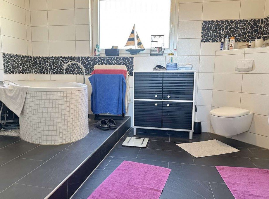 Gro�es, helles Bad mit Wanne + Dusche. Mehrfamilienhaus Bochum-Wattenscheid
