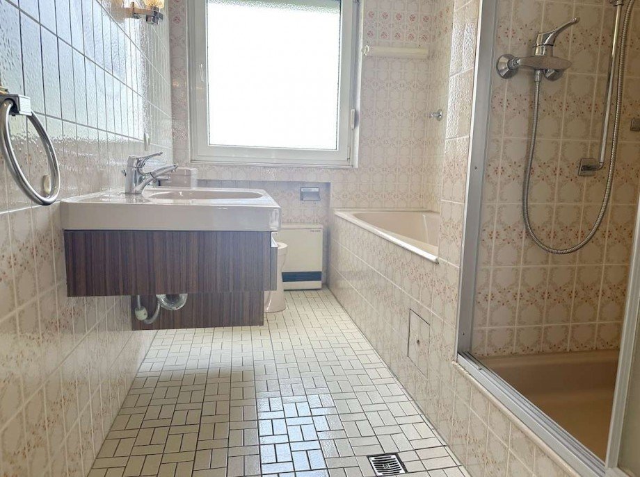+ Bad mit Wanne + Dusche + Fenster. Wohnung Bochum-Wattenscheid