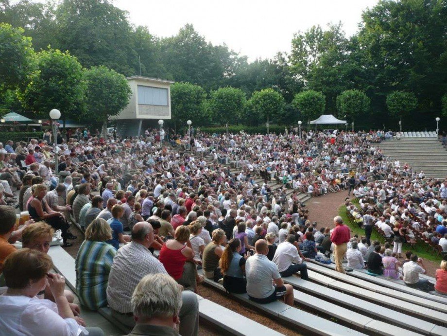 mit Freilichtb�hne, Reihenmittelhaus Bochum
