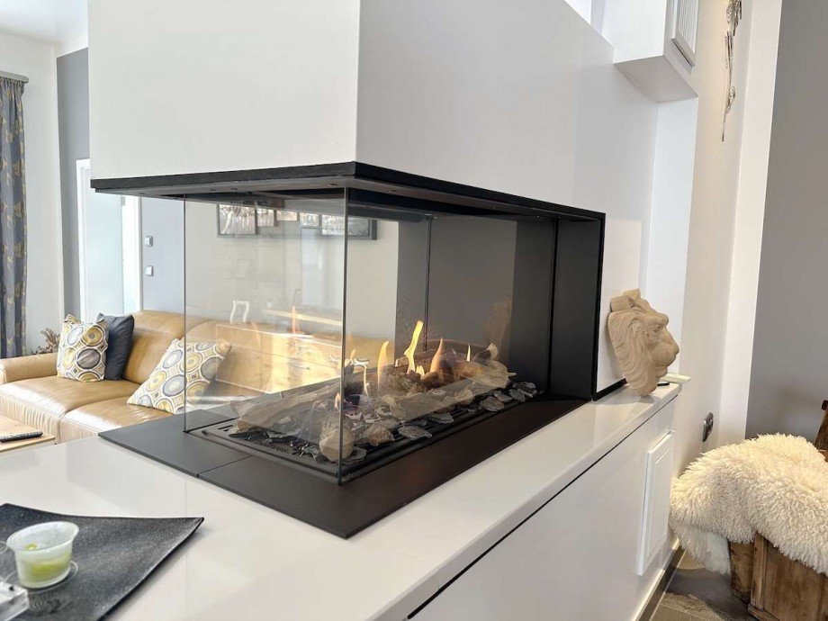 Mittig moderner Kamin (Gas). Zweifamilienhaus Bochum