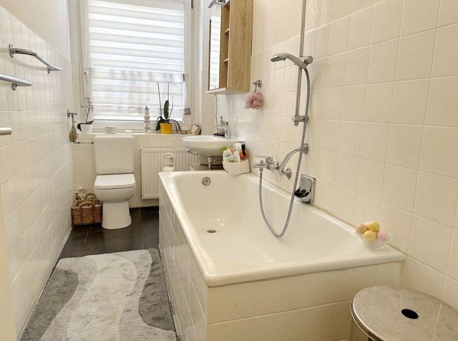 Wannenbad mit Fenster. Wohnung Bochum